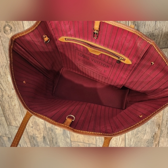 Louis Vuitton Neverfull MM Red Interior 
❤️ - Picture 11 of 16